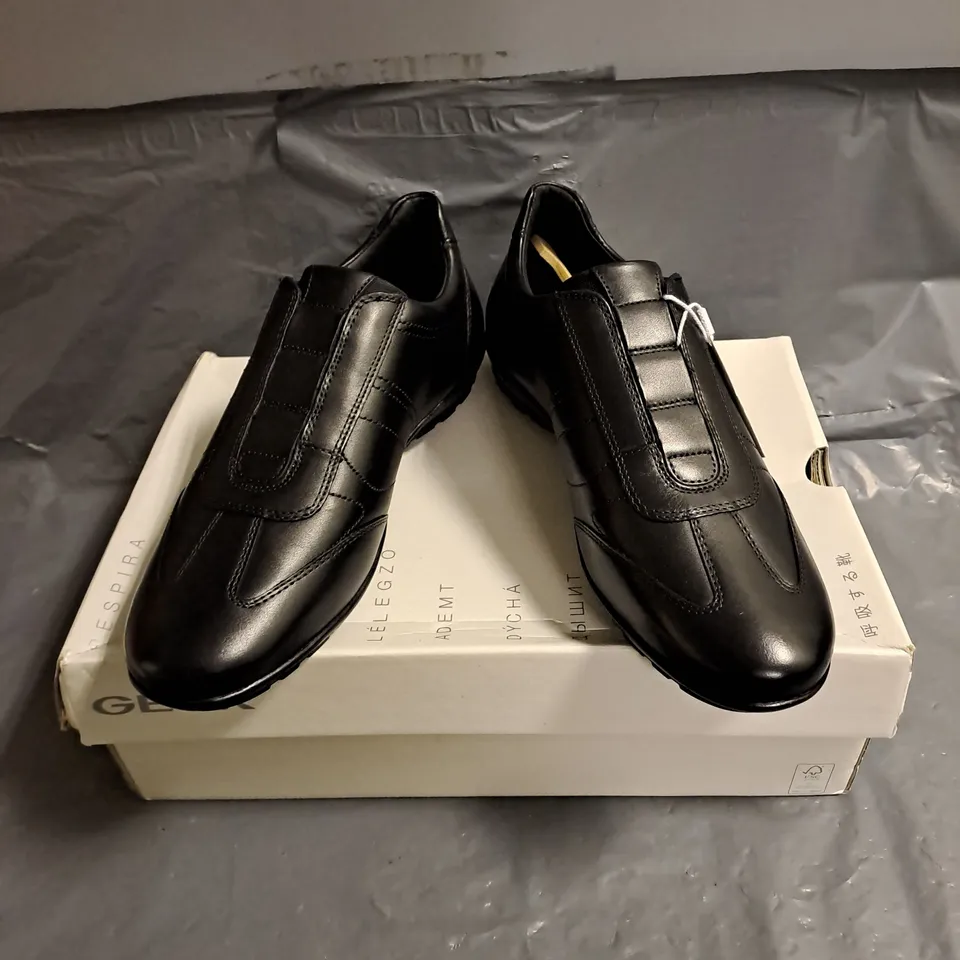 BOXED PAIR OF GEOX RESPIRA U SYMBOL C SHOES IN BLACK SIZE UK 7