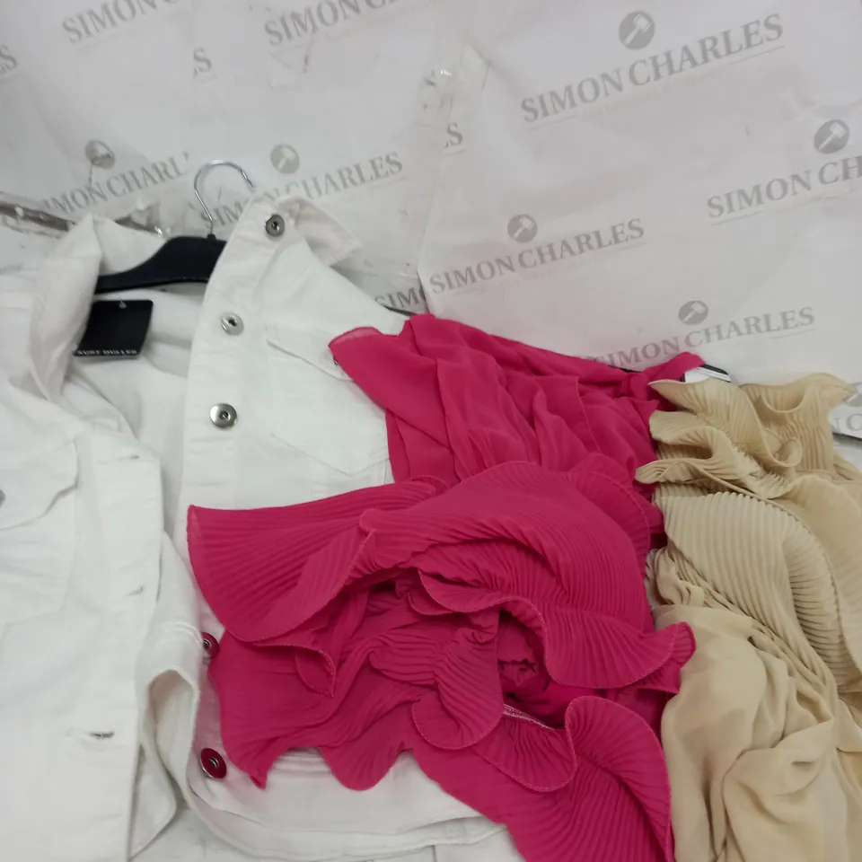 BOX OF APPROXIMATELY 10 CLOTHING ITEMS TO INCLUDE DENIM JACKETS, TOPS, SKIRTS ETC