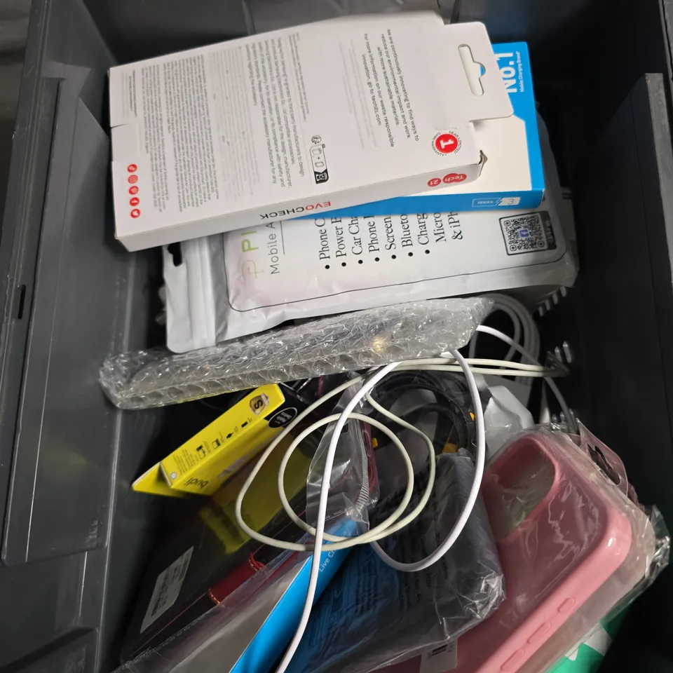 APPROXIMATELY 15 ASSORTED SMARTPHONE ACCESSORIES TO INCLUDE CHARGING CABLES, PLUGS, PHONE CASES ETC 