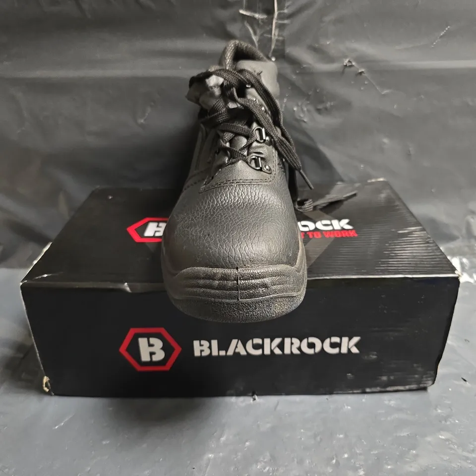 BOXED PAIR OF BLACKROCK CHUKKA BOOTS IN BLACK SIZE UK 6