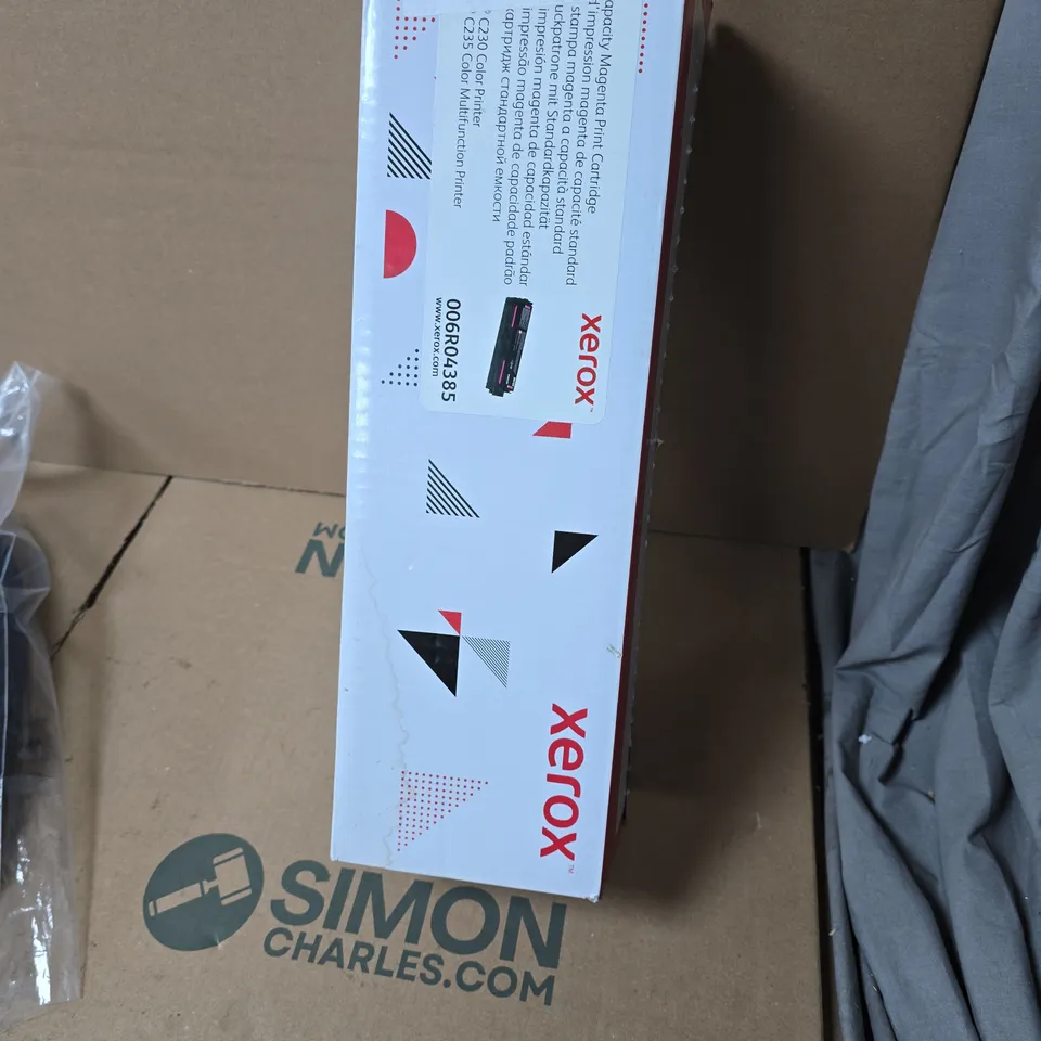 BOX OF APPROXIMATELY 15 ASSORTED HOUSEHOLD ITEMS INCLUDING GARDEN HOSE HOLDER , XEROX PRINT CARTRIDGE AND MEMORY FOAM RING CUSHION 