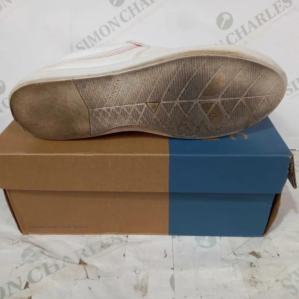 VIONIC VENICE MARSHALL CANVAS SLIP ON SHOES IN WHITE UK SIZE 7