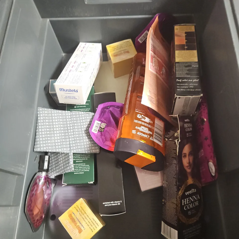 APPROXIMATEY 20 ASSORTED HEALTH AND BEAUTY PRODUCTS TO INCLUDE - BPERFECT CHROMA COVER MATTE FOUNDATION IN C1 - ICONIC UNDERGLOW BLURING PRIMER - Q+A COLLAGEN FIRMING BODY OIL - ETC