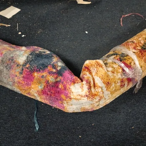 PATTERNED ROLLED RUG WITH MULTICOLOUR DESIGN