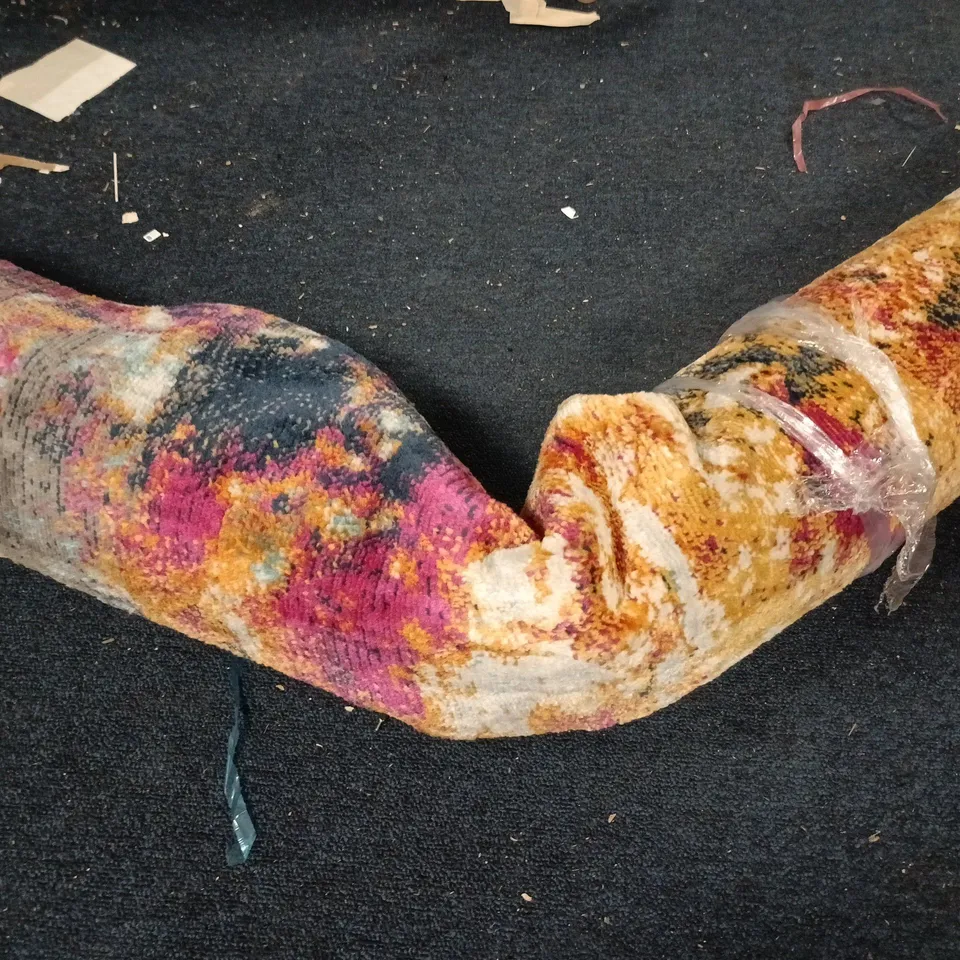 PATTERNED ROLLED RUG WITH MULTICOLOUR DESIGN