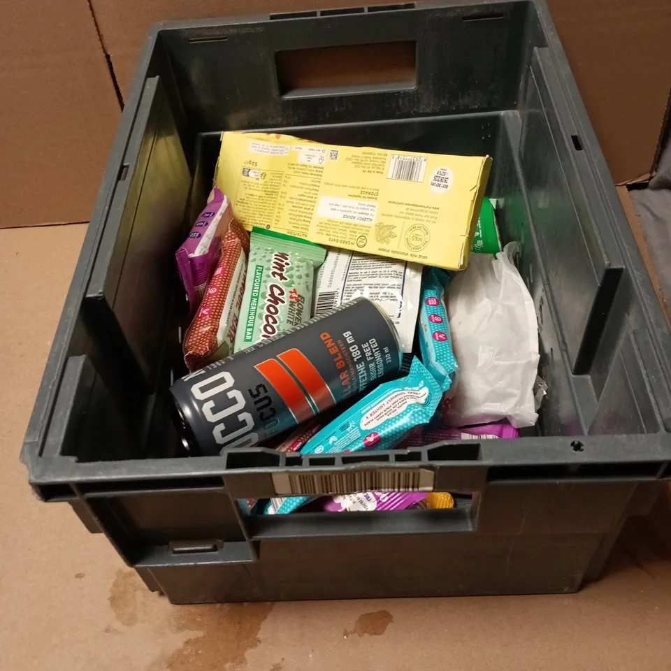 TOTE OF APPROXIMATELY 20 ASSORTED FOOD/DRINK ITEMS TO INCLUDE CLUTTER OF KITCHENS MILK CHOCOLATE, NOCCO FOCUS STELLAR BLEND CAFFEINE, FLOWER AND WHITE VARIOUS BARS, ENSURE, LOCKETS ETC