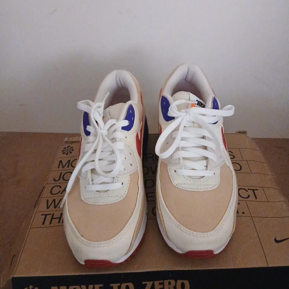 NIKE AIR MAX 90 SE SNEAKERS – BEIGE/WHITE WITH BLUE ACCENTS, UK 8 (EU 42.5)