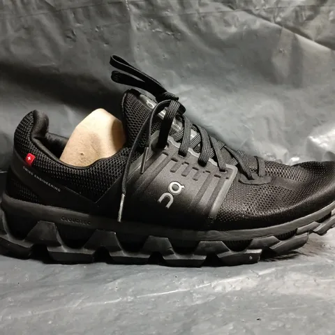 PAIR OF ON CLOUDSWIFT TRAINERS IN BLACK SIZE UK 9
