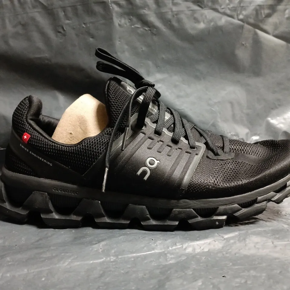 PAIR OF ON CLOUDSWIFT TRAINERS IN BLACK SIZE UK 9