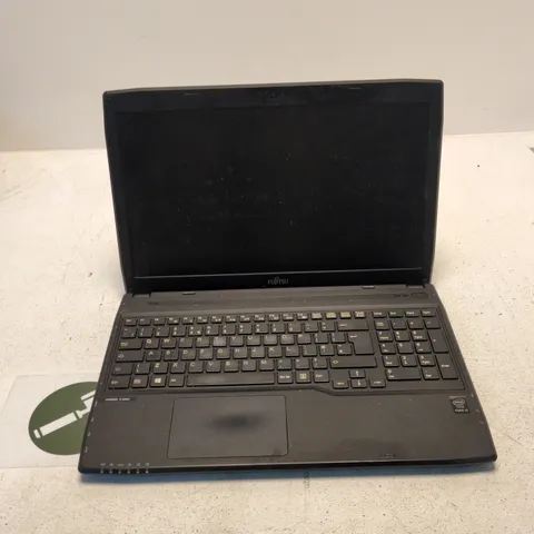 FUJITSU LIFEBOOK A514 LAPTOP - BLACK, UK KEYBOARD, WINDOWS 8 (FAULTY TOUCHPAD)