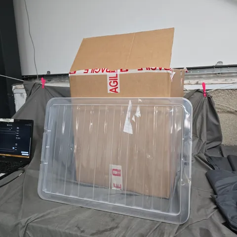 APPROXIMATLEY 8 ITEMS OF RECTANGULAR CLEAR PLASTIC STORAGE BOX LID ON THERE OWN.