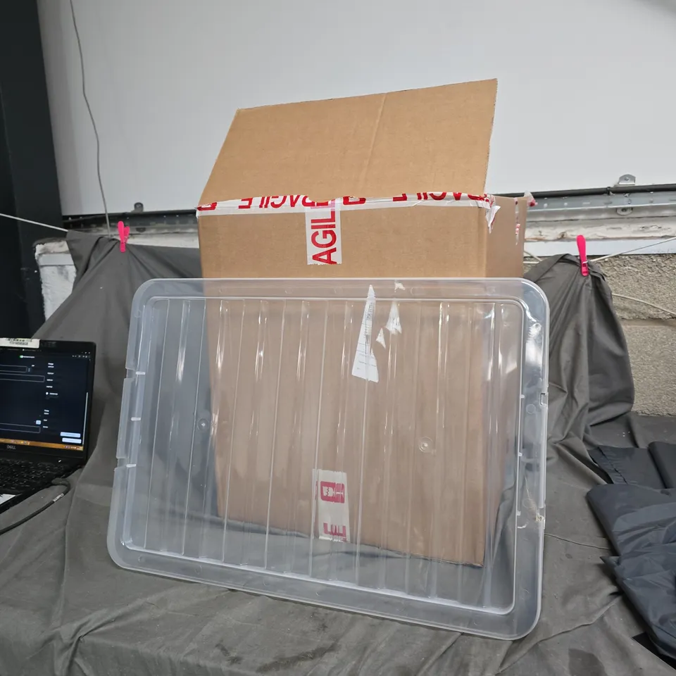 APPROXIMATLEY 8 ITEMS OF RECTANGULAR CLEAR PLASTIC STORAGE BOX LID ON THERE OWN.