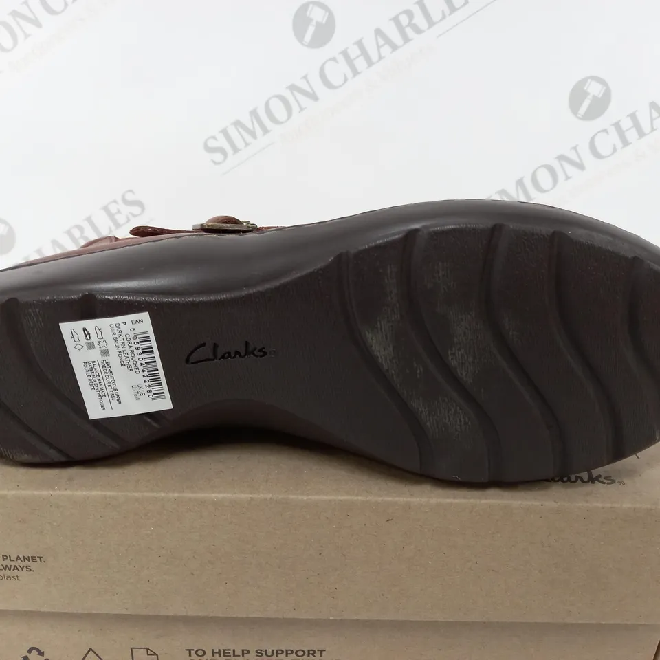BOXED CLARKS CORA ROUCHED IN DARK TAN LEA - UK 5