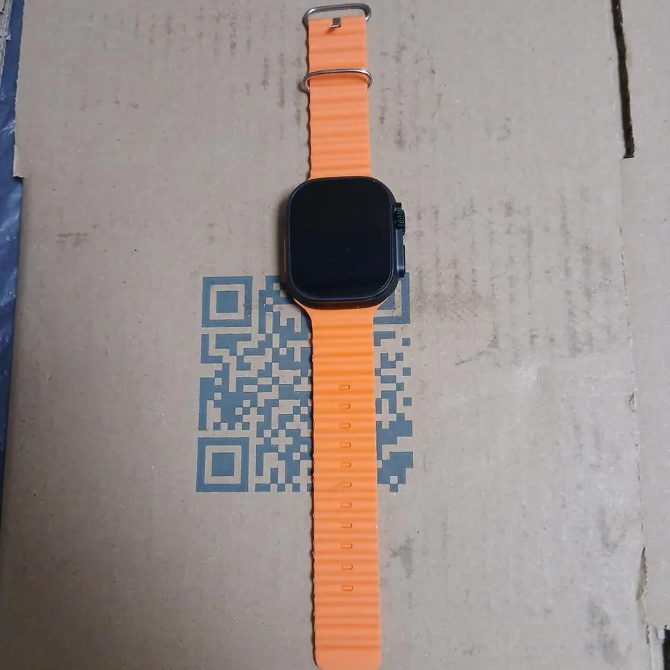 SMARTWATCH WITH ORANGE SILICONE STRAP – BLACK CASE 