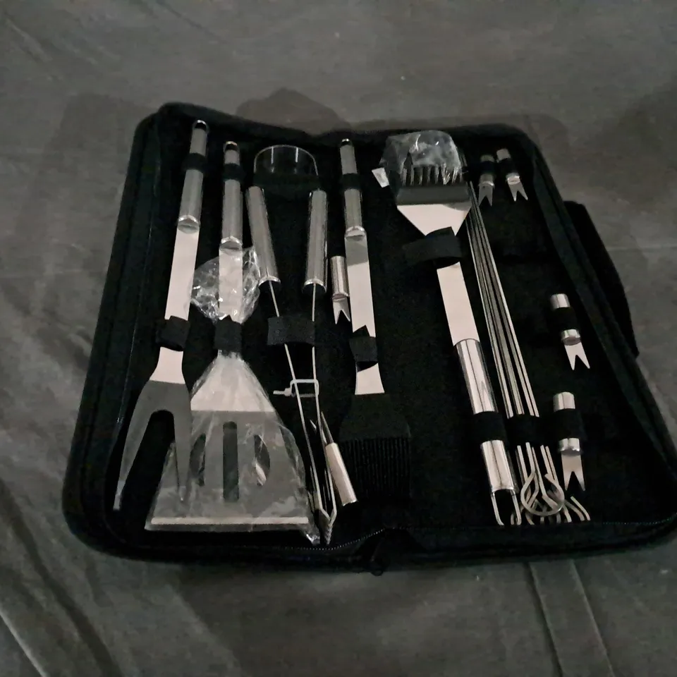 STAINLESS STEEL KITCHEN UTENSIL SET WITH CARRY CASE