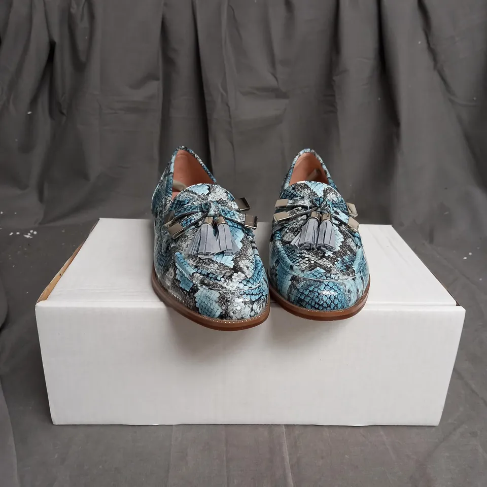 BOXED PAIR OF MODA IN PELLE SHOES IN DENIM SNAKE SIZE 6
