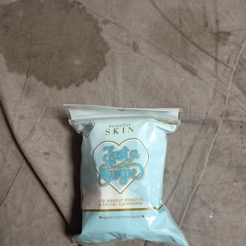 PLOUISE GIFT BOX SET TO INCLUDE:3X LIP CONDITIONER,  COTTON PADS, CLEANSER, EYE PALETTE,  AFTER DARK SKINCARE SET, JELLY REMOVER, MAKEUP MELTER, BODY BUTTER, LIQUID BLUSH AND HAND CREAM