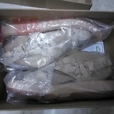 2 CLARKS SHOE BOXES CONTAINING JEMSA CROSS SANDAL TAUPE SNAKE SIZE 3