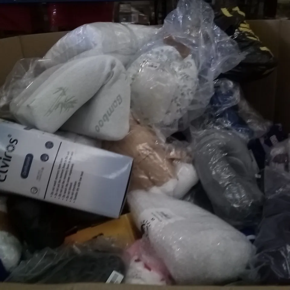 PALLET OF ASSORTED ITEMS INCLUDING KING-SIZE QUILT, ELVIROS MEMORY FOAM CERVICAL PILLOW, FLEXI HOSE, TRAVEL PILLOW, AMERIERGO FOOT REST, GRANDMA SHARK HOSE