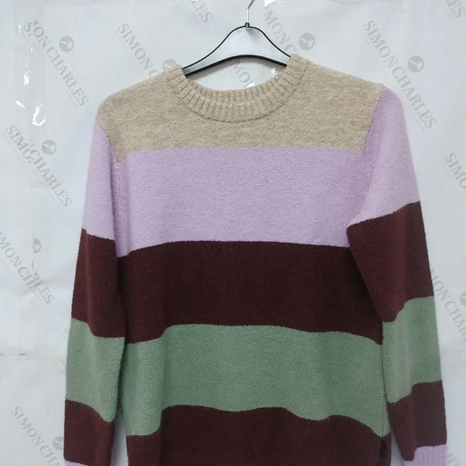 APPROXIMATELY 10 ASSORTED ITEMS OF WOMEN'S CLOTHING TO INCLUDE GREAT PLAINS JUMPER SIZE 10, MONSOON SLEEVELESS TANK IVORY SIZE S, IZABEL TUNIC SIZE 10