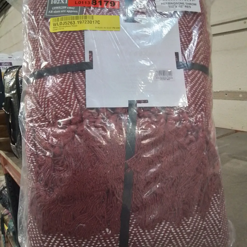 BAGGED WILEY THROW BLANKET // SIZE: 259 X 259CM 