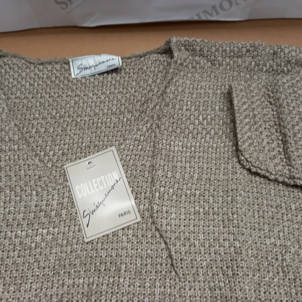 LOT OF 22 AS NEW KNITTED V-NECK JUMPERS - SIZE UNSPECIFIED