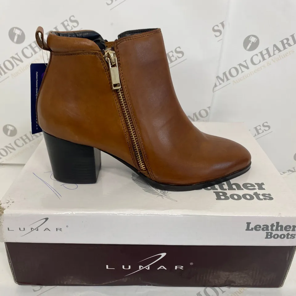 BOXED PAIR OF LUNAR LEATHER BOOTS SIZE 38