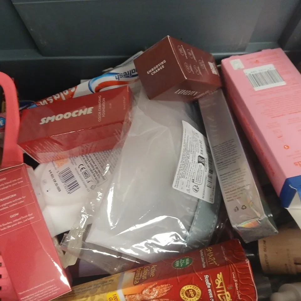 APPROXIMATELY 15 ASSORTED HEALTH & BEAUTY PRODUCTS TO INCLUDE SMOOCHIE FOUNDATION, MAUAL POWER SHAMPOO, EPIMAX MOISTURISING CREAM, ETC - COLLECTION ONLY