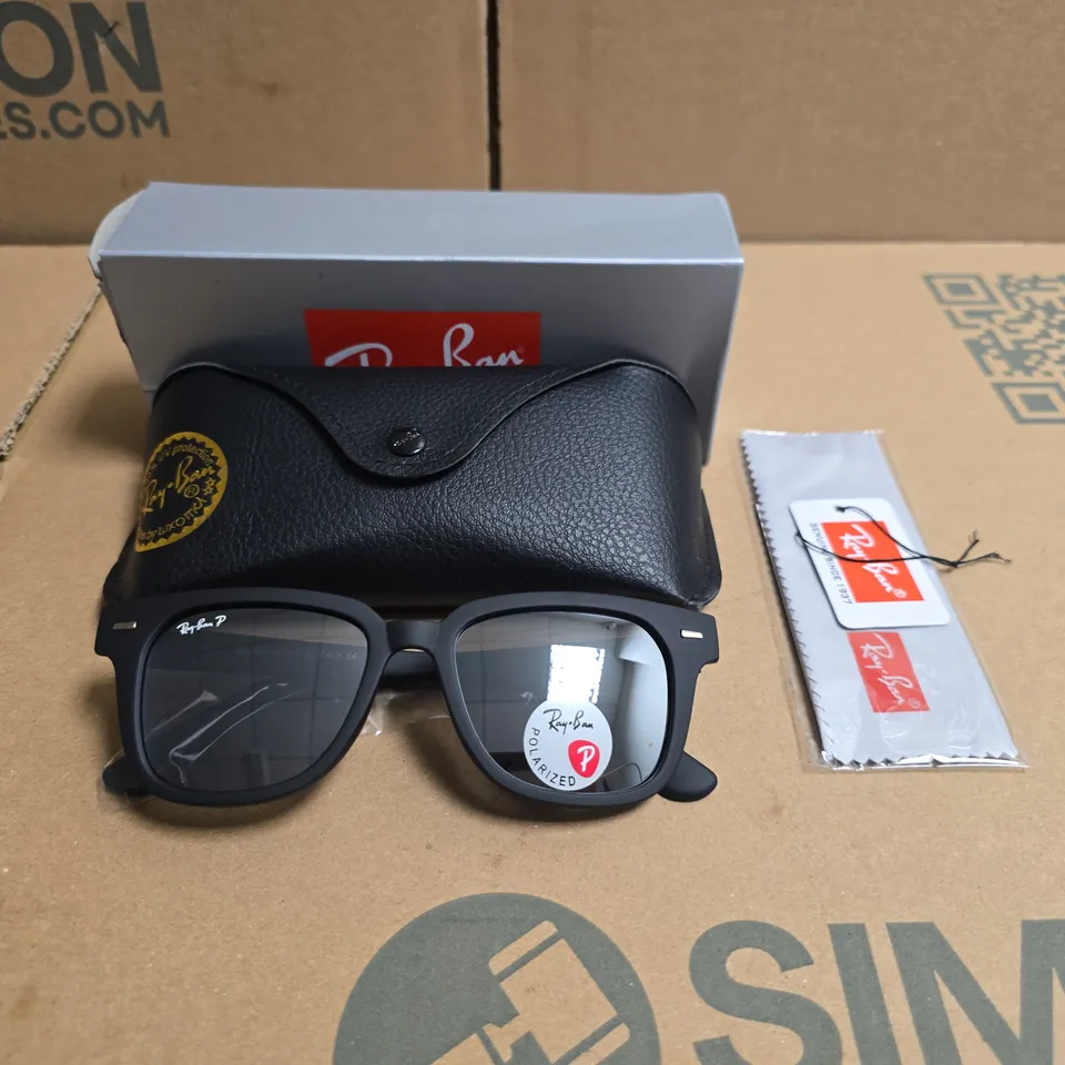 BOXED RAY-BAN SUNGLASSES WITH BLACK FRAMES