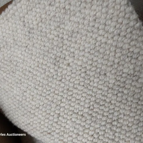 ROLL OF QUALITY CARPET APPROXIMATELY 5M Γ SIZE unspecified