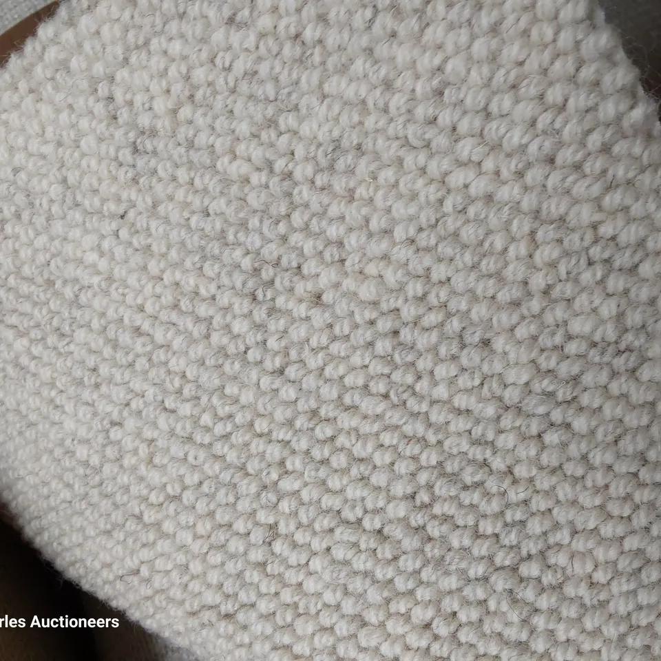 ROLL OF QUALITY CARPET APPROXIMATELY 5M × SIZE unspecified 