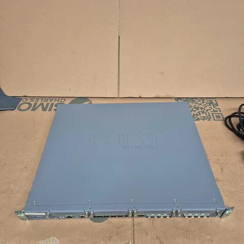 JUNIPER NETWORKS RACK-MOUNT NETWORK SWITCH/ROUTER