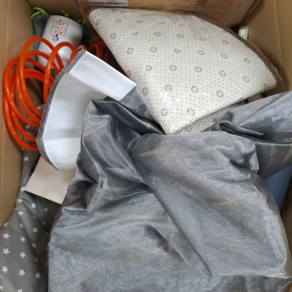 APPROXIMATELY 15 ASSORTED HOUSEHOLD ITEMS TO INCLUDE DRINKS CONTAINER, HOSE PIPE, BABY BLANKET ETC 