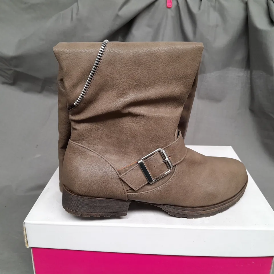 BOX OF APPROX 12 JUST FAB HIGH TOP BOOTS IN BROWN WITH VARIOUS SIZES