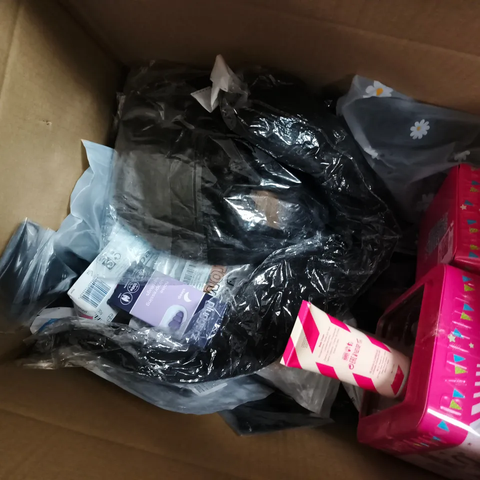 APPROX 12 ASSORTED BEAUTY PRODUCTS TO INCLUDE COSLUS BABY NAIL TRIMMER, NEOM BODY BUTTER, PLUGGERZ, ETC 