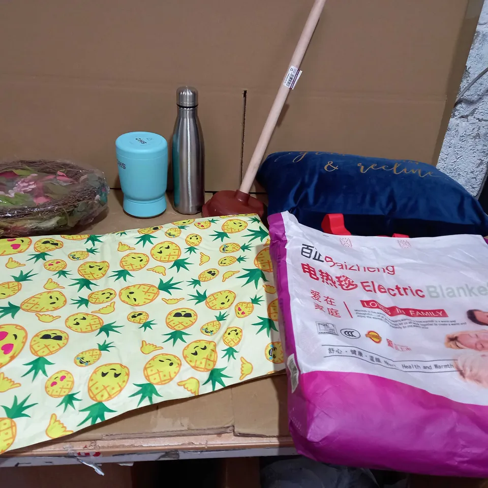 BOX OF APPROXIMATELY 12 ASSORTED HOUSEHOLD ITEMS TO INCLUDE A ELECTRIC BLANKET, A FAUX FLOWER WREATH AND A FLASK