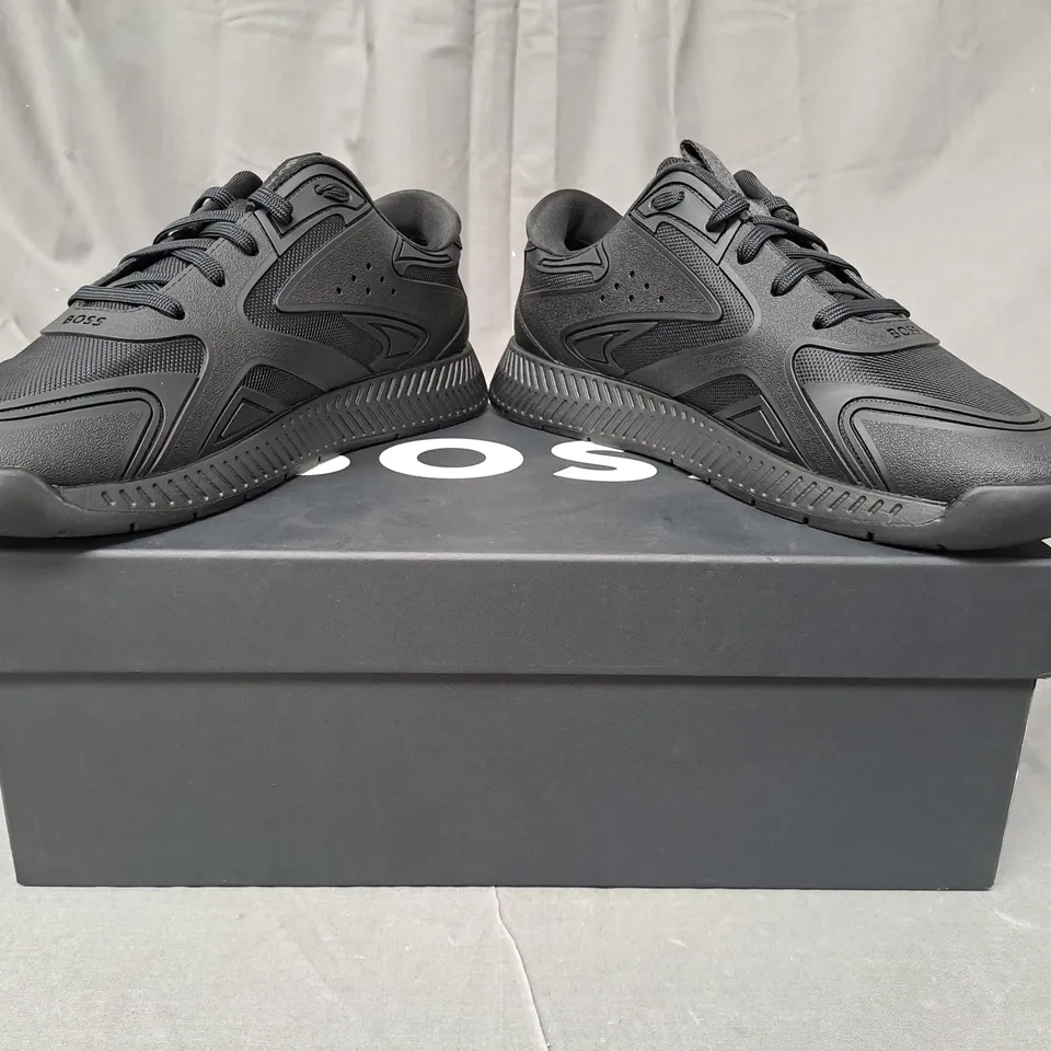 BOXED PAIR OF BOSS TITANIUM RUNN LOW PROFILE TRAINERS IN BLACK UK SIZE 6