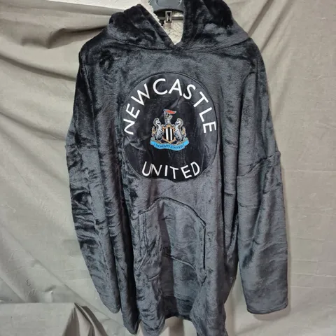 NEWCASTLE UNITED OVERSIZED HOODIE – BLACK, ONE SIZE (MEN)