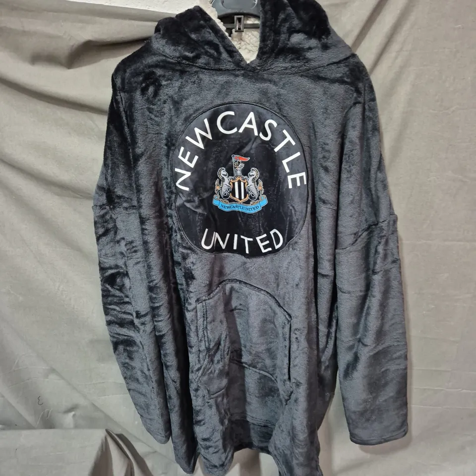 NEWCASTLE UNITED OVERSIZED HOODIE – BLACK, ONE SIZE (MEN)