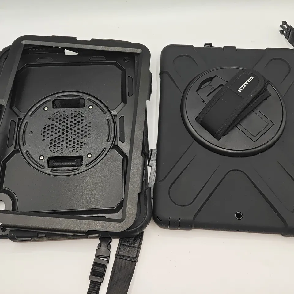 LOT OF ASSORTED MOBILE PHONE AND TABLET ACCESSORIES TO INCLUDE CHARGE CABLES, TABLET CASES AND POWER ADAPTERS