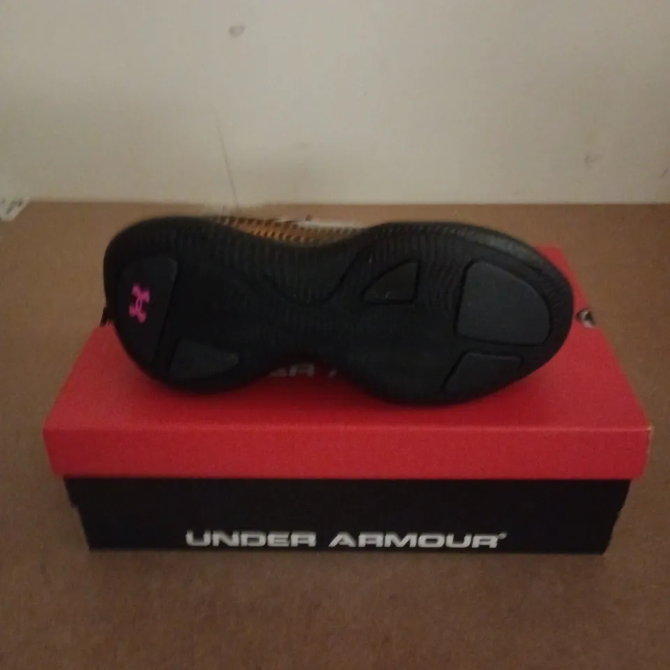 BOXED PAIR OF UNDER ARMOUR ECHO TRAINERS IN BLACK MULTI - UK 3.5