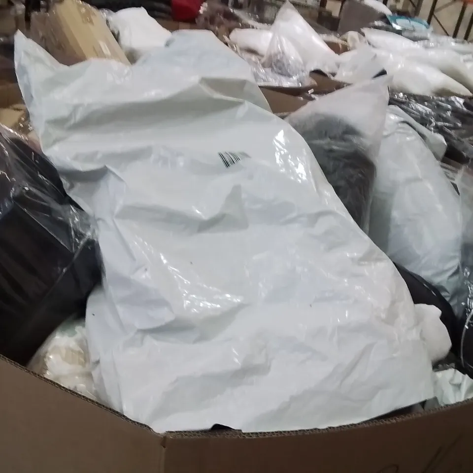 PALLET CONTAINING A LARGE QUANTITY OF PILLOWS 