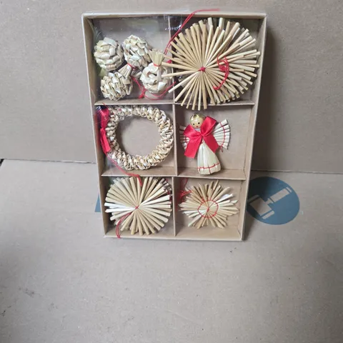 BOX OF APPROXIMATELY 12 X SET OF 6 DECORATIVE WOVEN STRAW ORNAMENTS IN DISPLAY BOX (STARBURST, WREATH & ANGEL)