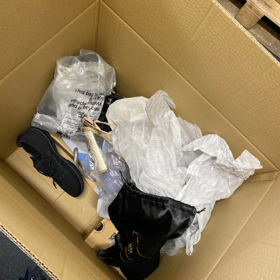 BOX OF APPROXIMATELY 20 ASSORTED FOOTWEAR ITEMS TO INCLUDE: MOI, ADIDAS, ZARA, LARNMERN ETC