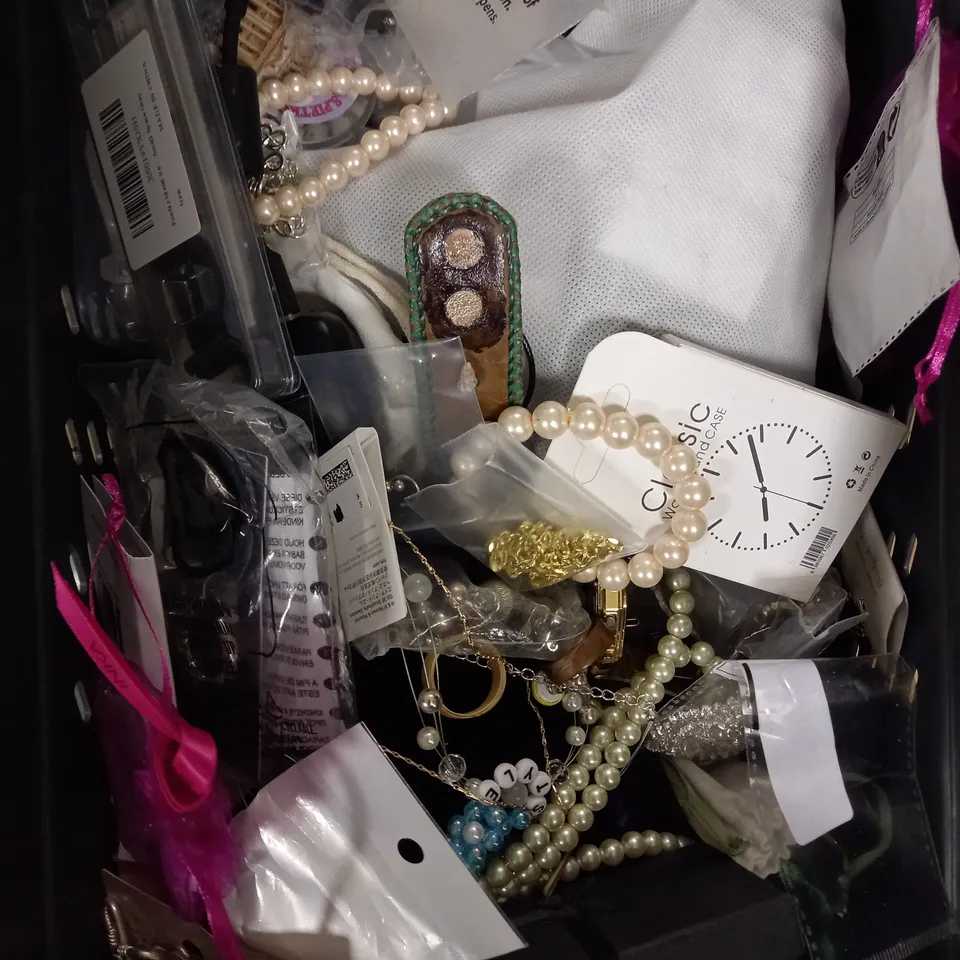 APPROXIMATELY 30 ASSORTED JEWELLERY ITEMS IN VARIOUS STYLES TO INCLUDE EARRINGS, NECKLACES, WATCHES ETC