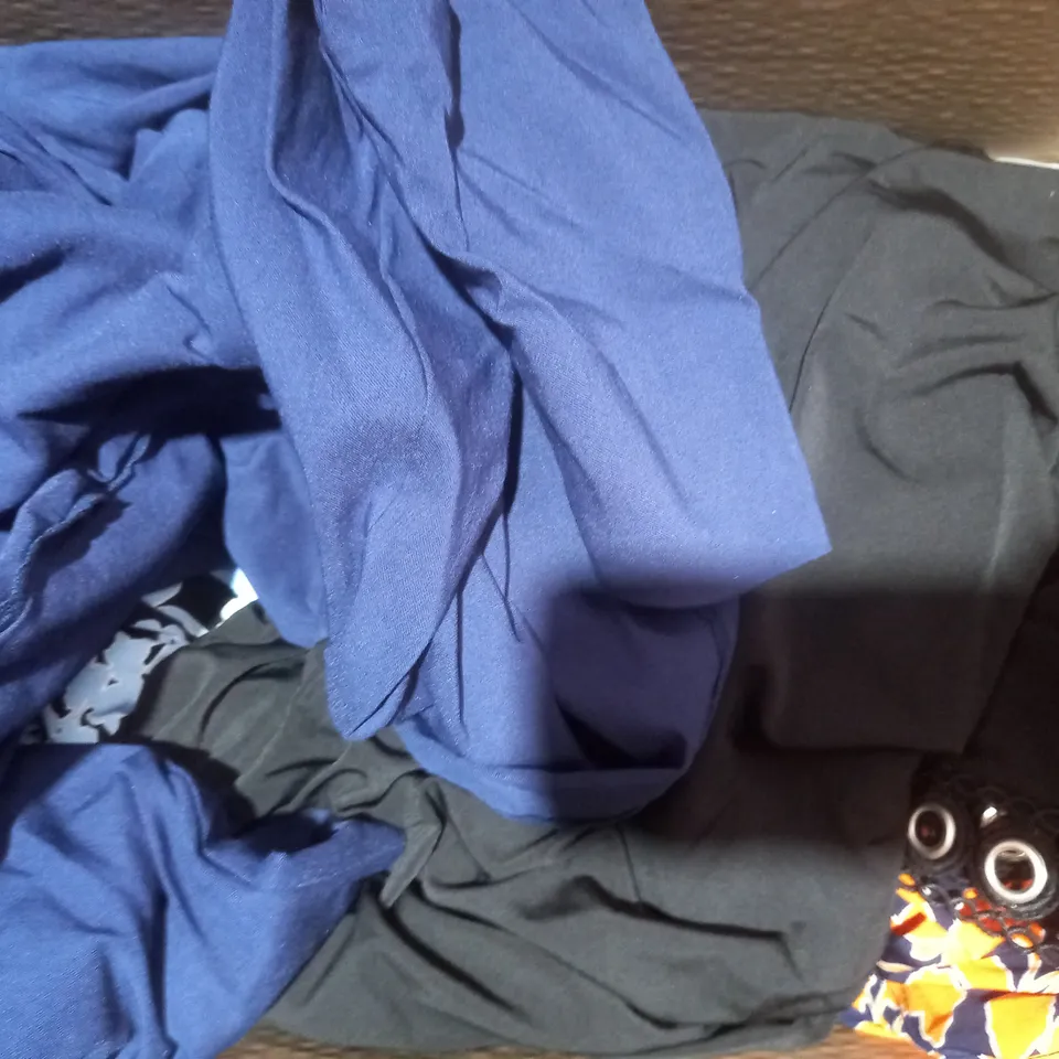 BOX OF APPROXIMATELY 15 ASSORTED CLOTHING AND FASHION ITEMS IN VARIOUS STYLES AND SIZES TO INCLUDE KIM & CO, WYNNE LAYERS, EVERYDAY JONES, ETC