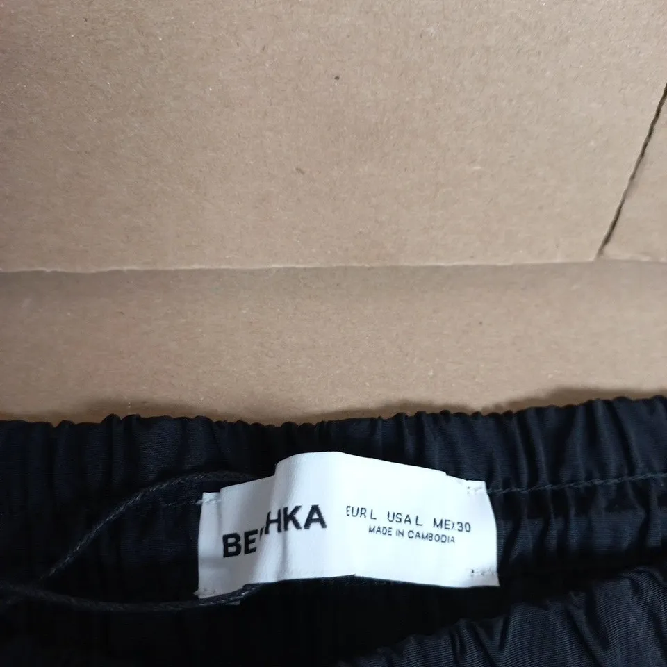 BERSHKA BLACK TRACK PANTS WITH WHITE SIDE PIPING – ELASTICATED WAIST UK L