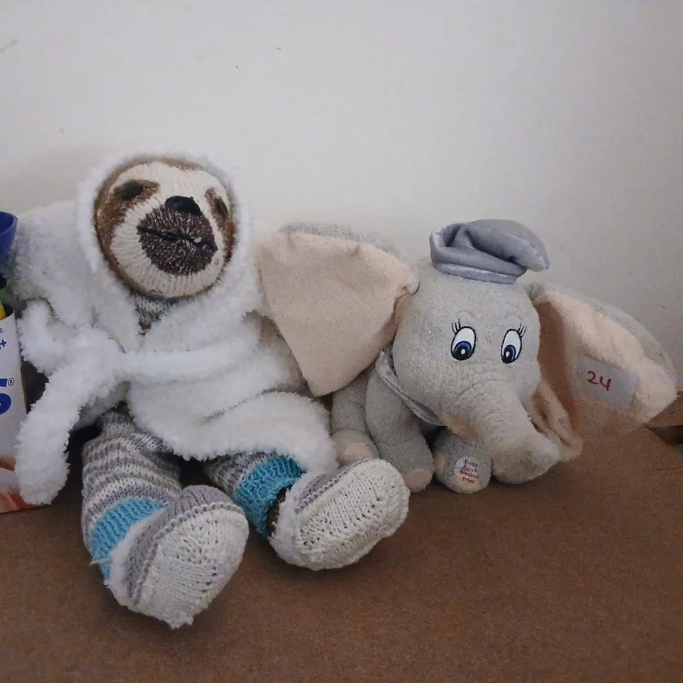 FOUR ASSORTED TOY PRODUCTS TO INCLUDE; 3 PLUSH TOYS AND EDUCATIONAL INSIGHTS KIDNOCULARS BOX