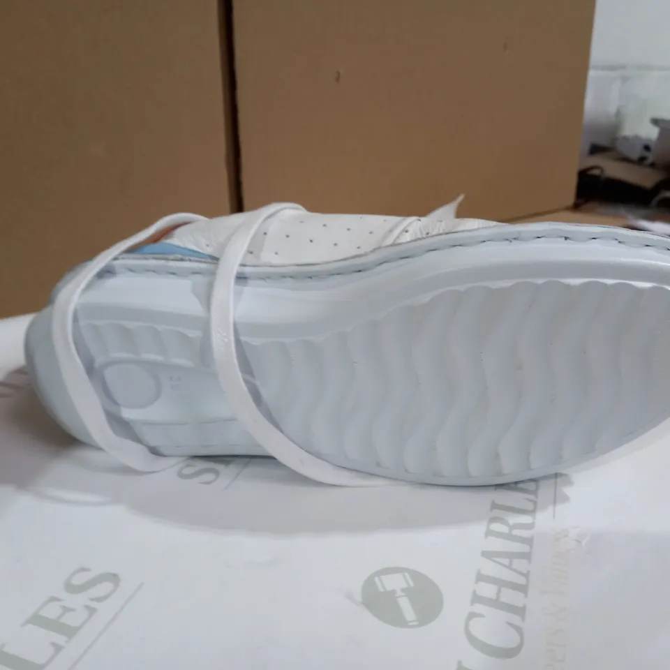 ADESSO WHITE TRAINER SIZE 6