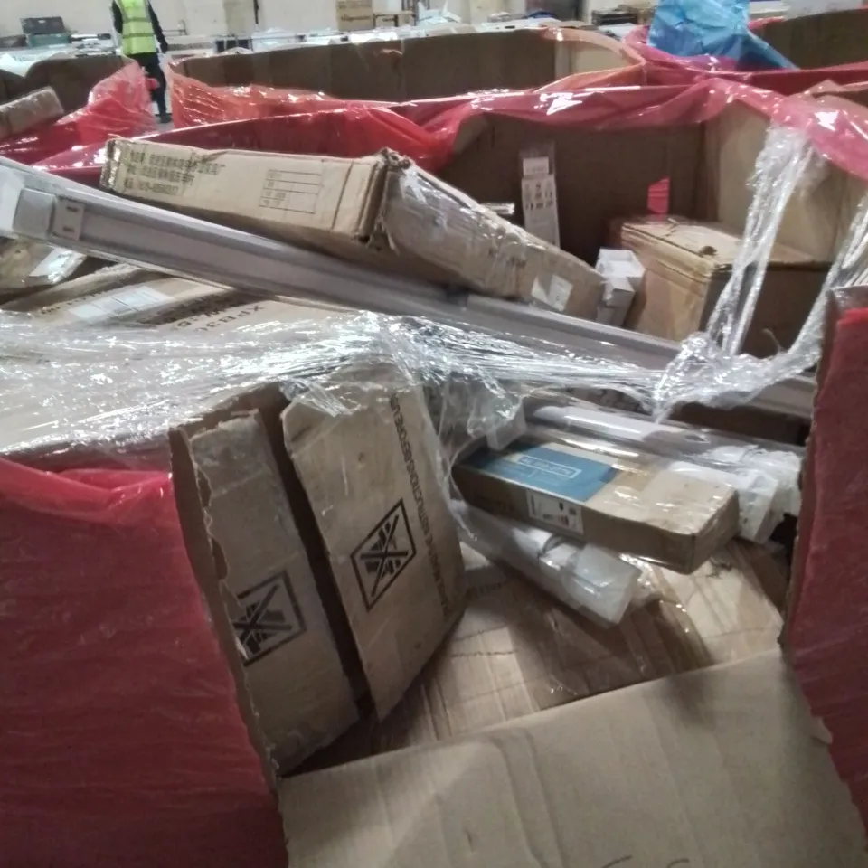 PALLET CONTAINING APPROXIMATELY 20 RAW HOUSEHOLD ITEMS TO INCLUDE: TOILET SEATCCOVER, DEHUMIDIFIER AND KNITTING MACHINE ETC